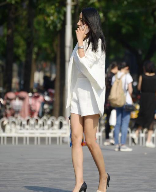 尽显|街拍小姐姐一身白色的服装搭配高腰的短裤,尽显时尚魅力