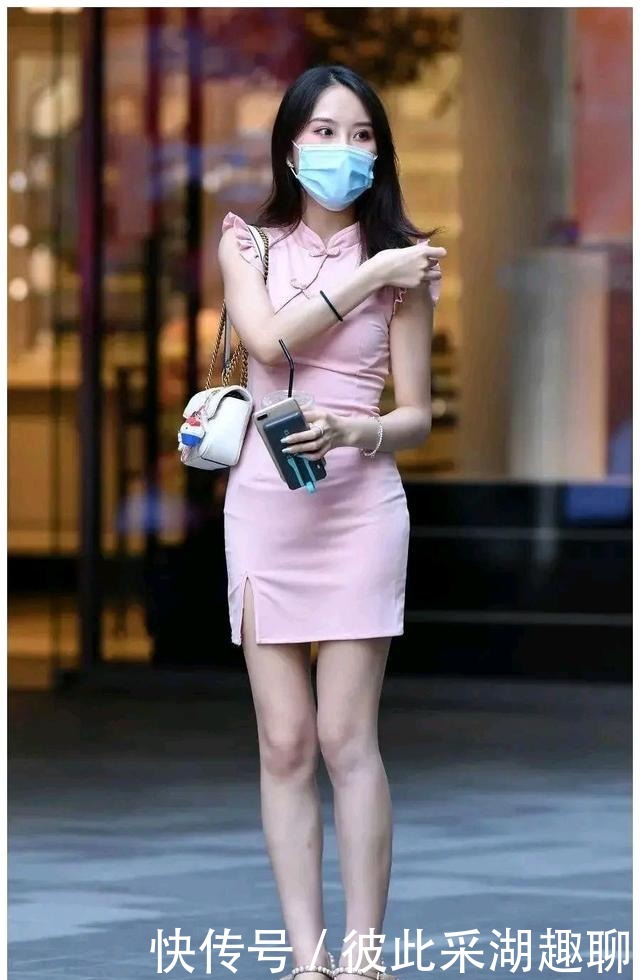 配饰|复古款粉色连衣裙，凸显白嫩肌肤，给人温婉可人的感觉