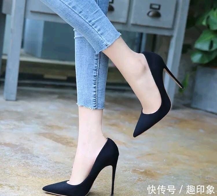 细跟鞋小尖头穿出十足女人味,给人纤细视觉感觉,衬托柔软曲线美