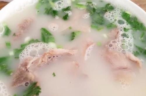 炖羊肉,不用放太多香料,这三种就够了,肉软烂不臭,汤浓美