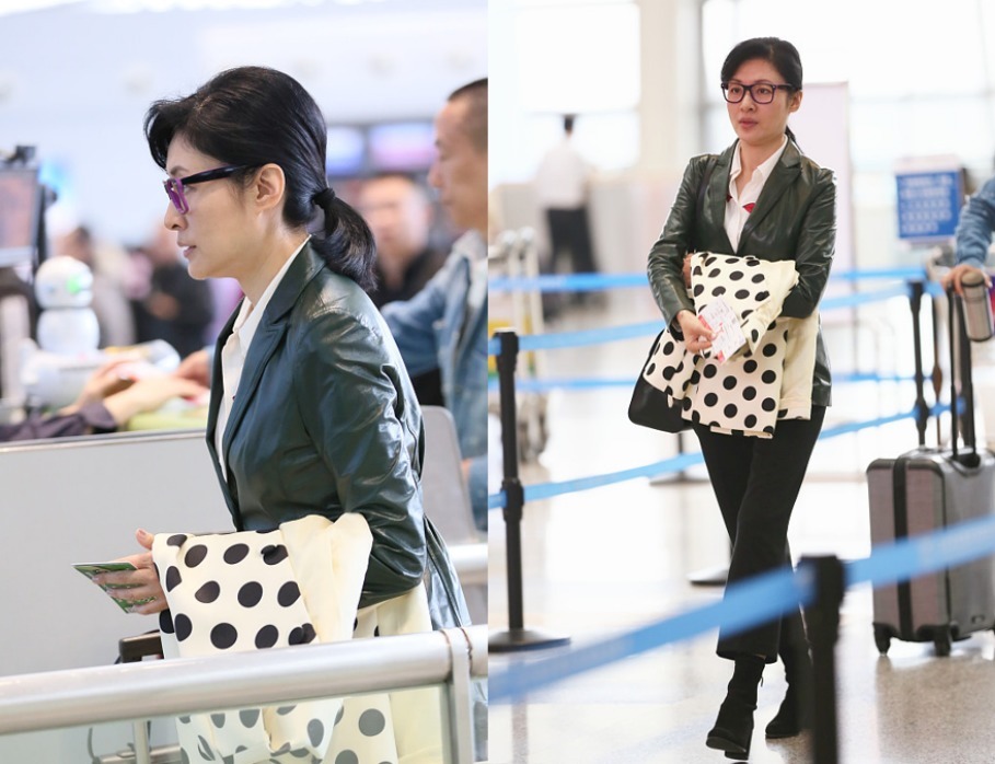 周涛气质全开, 身穿一件黑色皮衣搭配黑色西装裤, 优雅又端庄