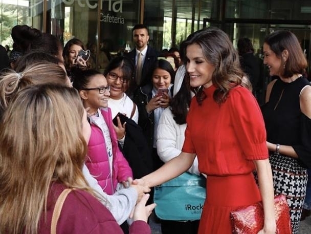 西班牙王后3穿4年前红裙,换掉浓妆散开头发太气质,更具王室风范