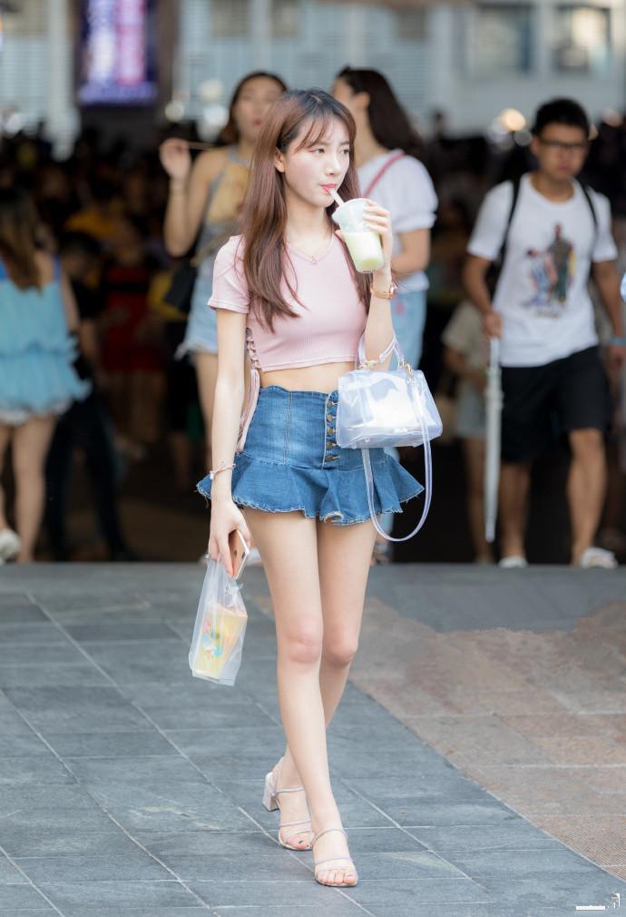 街拍|街拍夏日穿搭,图二牛仔短裙俏皮可爱,图五百褶裙超显身材