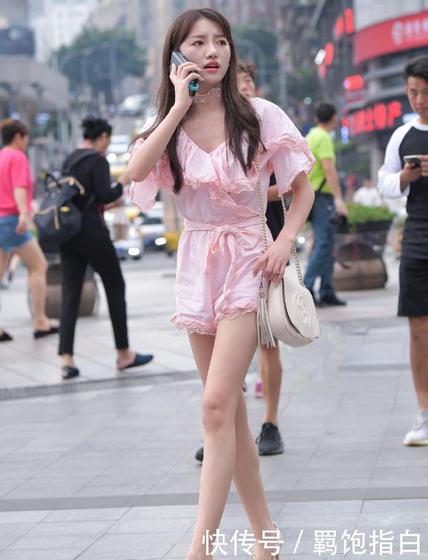 怎么穿上睡衣出去?粉连体高跟鞋,休闲又时尚