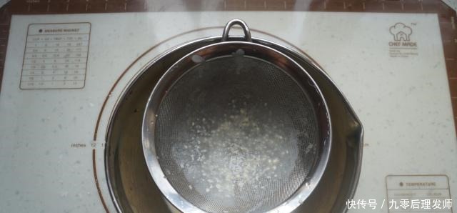 别买蛋糕了,平底锅就能做,半碗面粉一盒牛奶,轻松做出美味甜点!