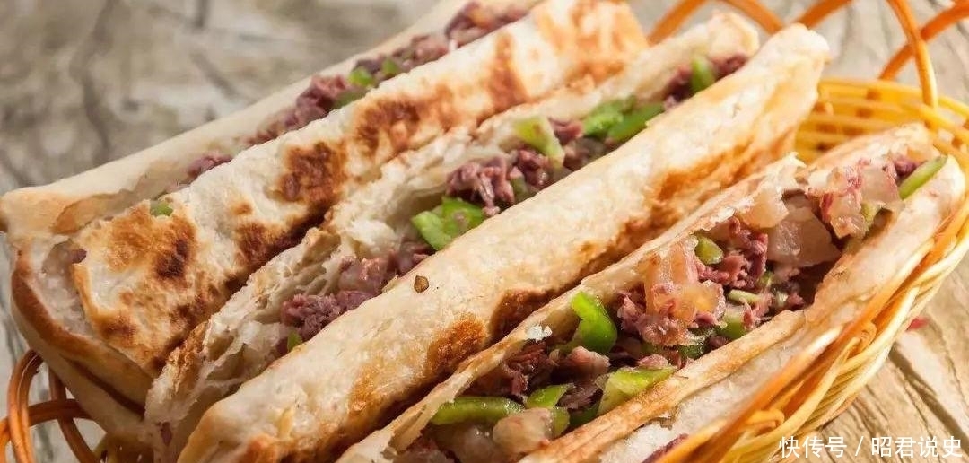 河北小县城卖奇怪小吃,6元1个火了30年,配一碗咯吱汤味道绝了