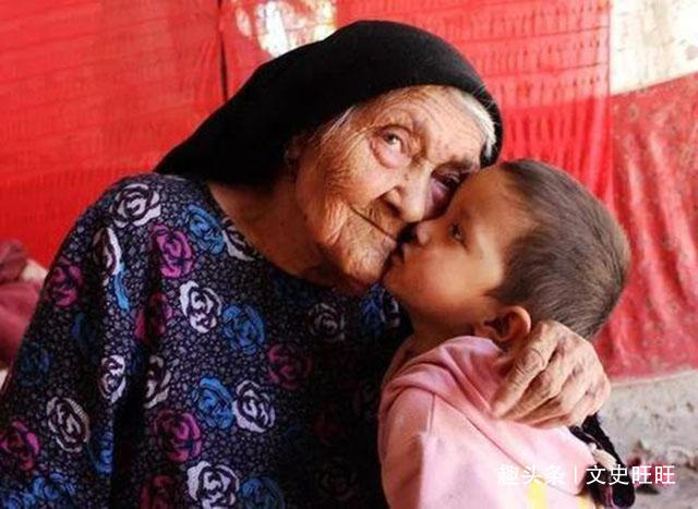 热爱生活|中国134岁长寿老人,一辈子只喝凉水,历经3个世纪,如今六代同堂