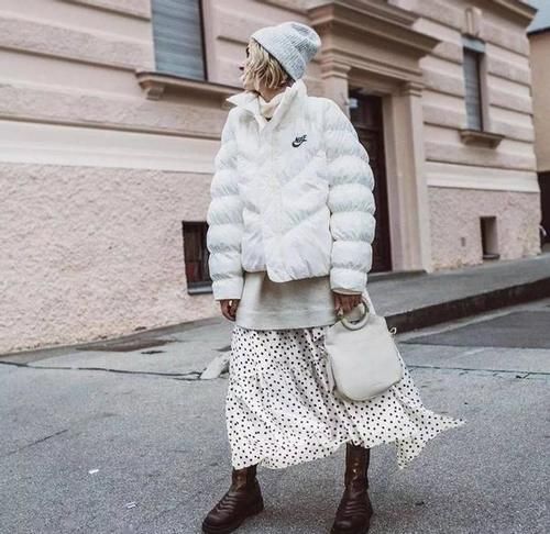 小黑裤大势已去,今年流行“小棉服+裙子”,照着穿美翻朋友圈啦