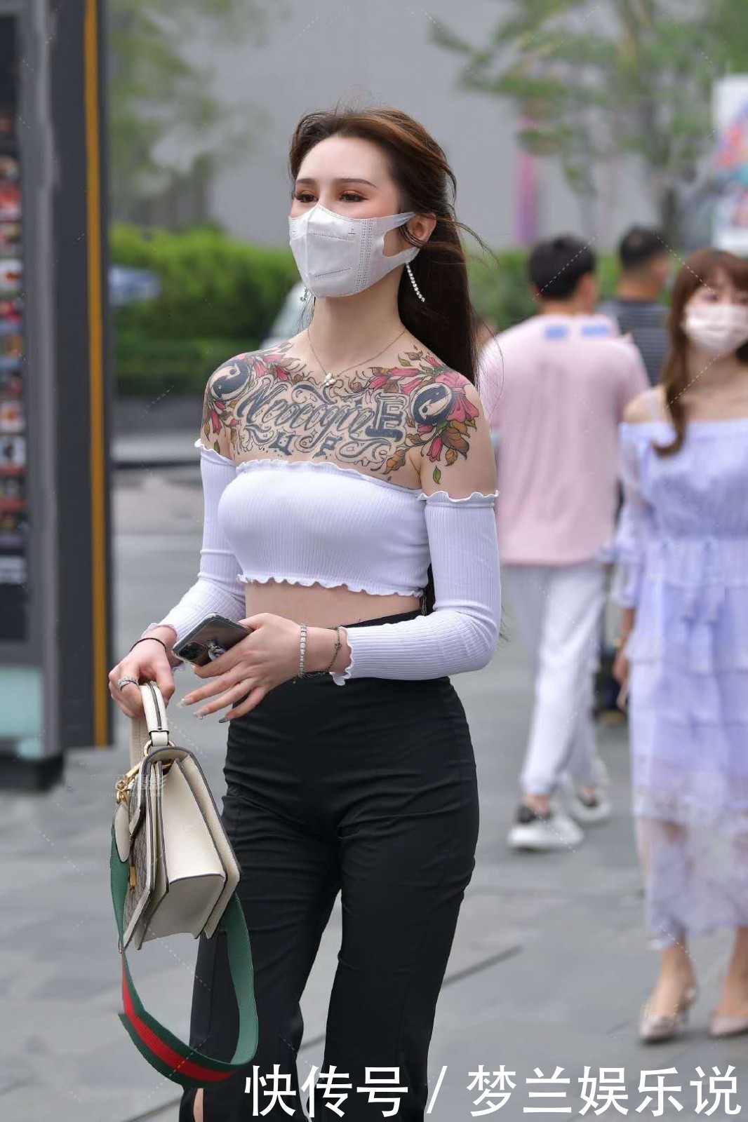 夏季简约率性的穿搭,一字肩短衫+开叉阔腿裤,尽显时尚潮流气息