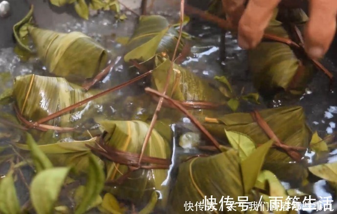 红枣粽|包粽子时,糯米要泡多久?泡对了时间,粽子清香味浓,甜糯不夹生