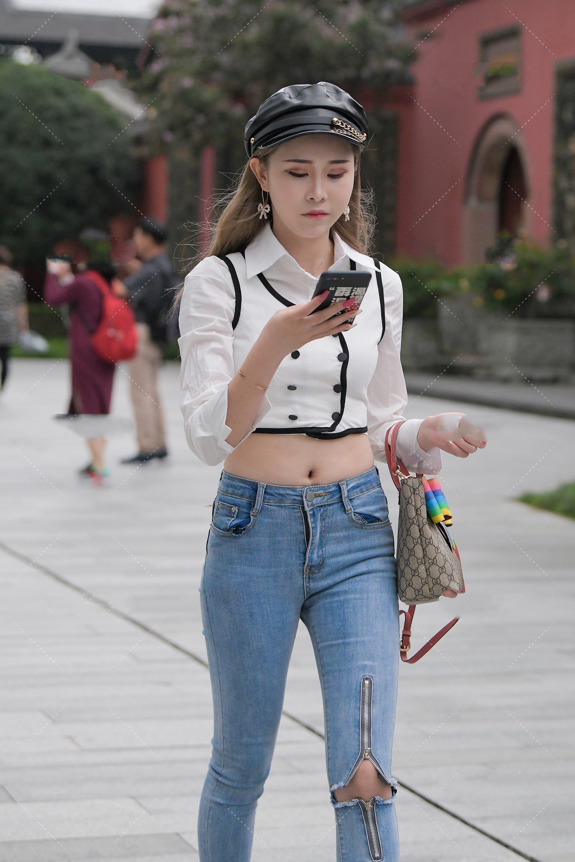 衬衫|白色衬衫叠穿黑白拼接马甲, 再配上一条经典裤子, 好看又时尚