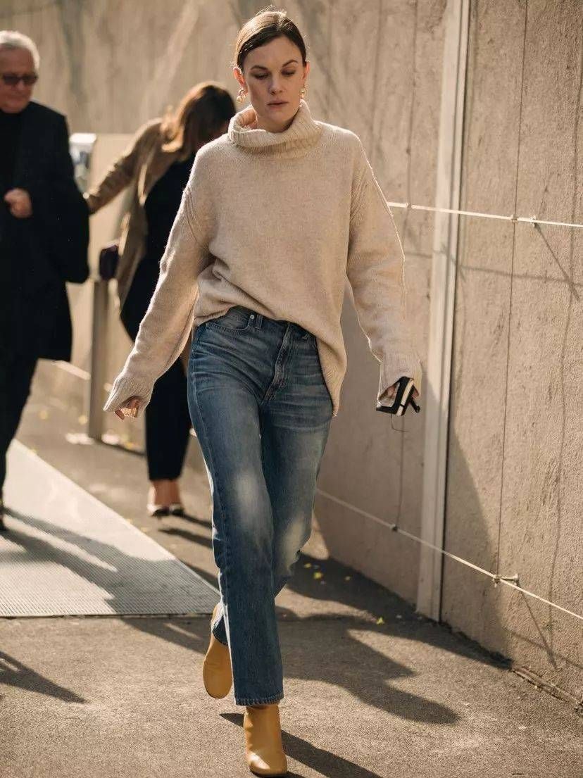 冬季毛衣都流行这么穿，将衣摆一边塞进裤子里，个性时髦还显高