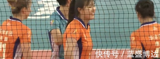 浙江|立判高下!天津女排小将漠不关心遭批,浙江刘雨双手合十道歉获赞!