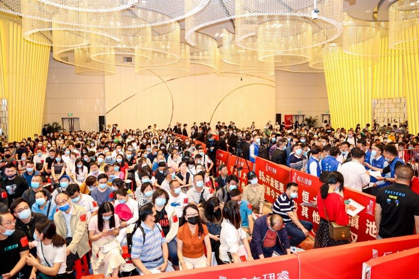 恒大|降价促销迅速回笼现金，恒大半年净利105亿