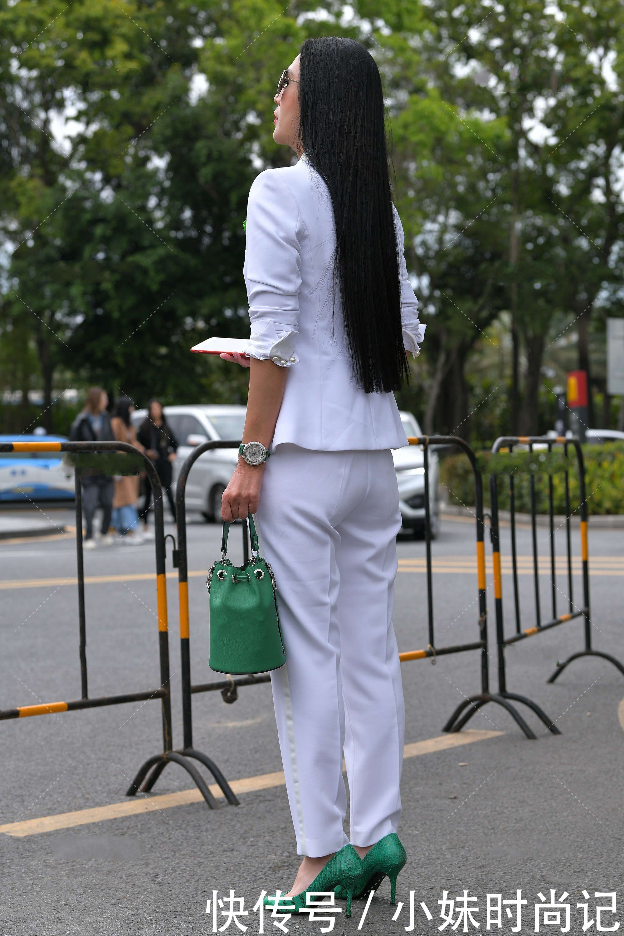 街拍：白色西装很休闲, 搭配黑色墨镜也能穿出帅气范儿