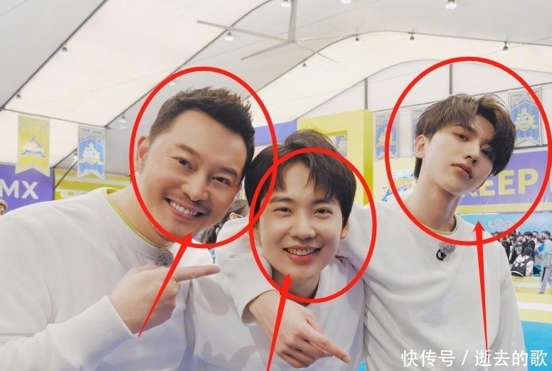郭麒麟|郭麒麟回归跑男,于蔡徐坤同亮相,谁注意蔡徐坤的手放在了哪里