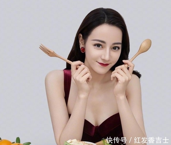 女人涂口红时,这3个“坏习惯”不改,口红再贵还是会掉色沾杯