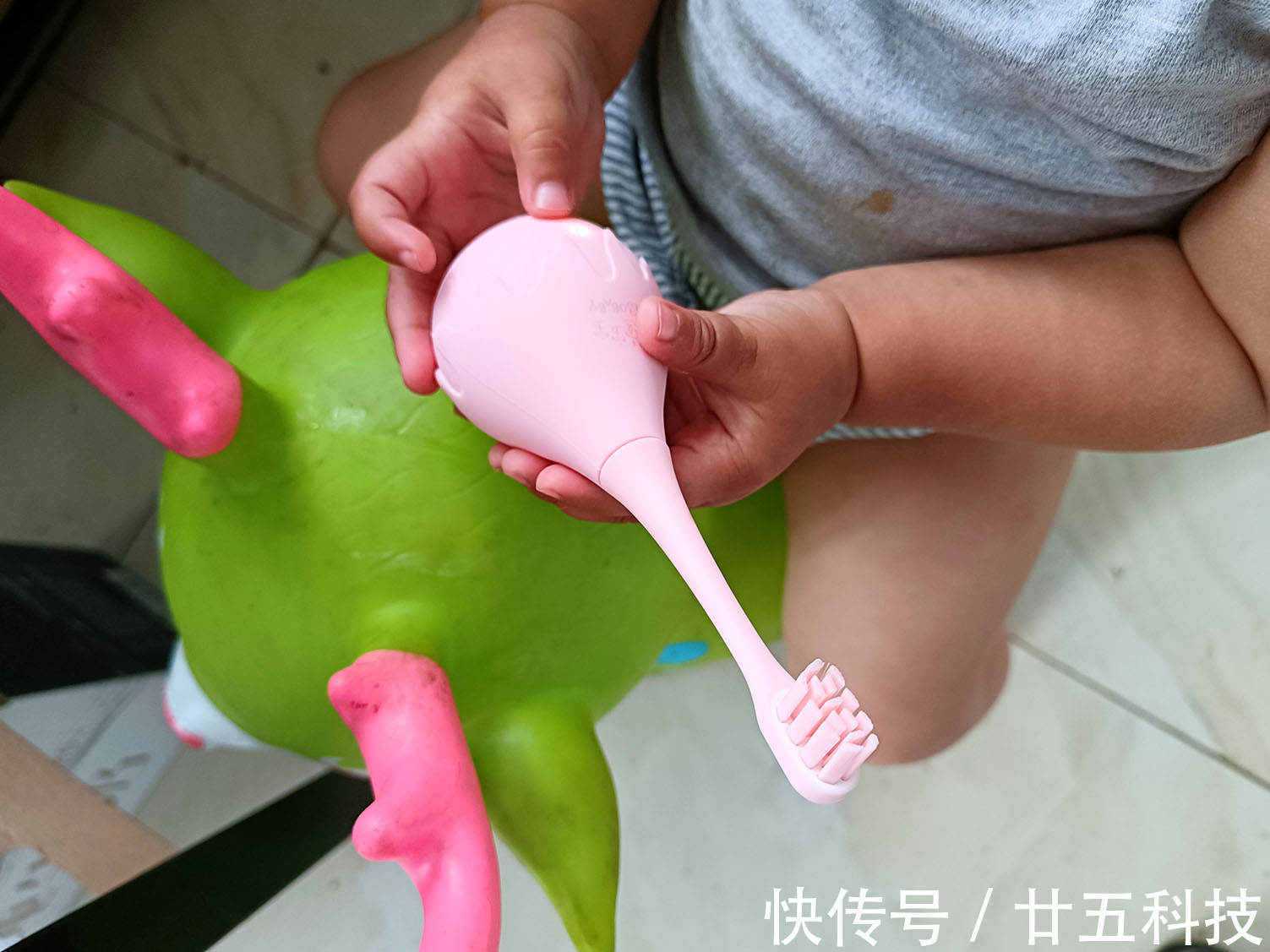 杜邦|孩子哭闹不刷牙？可能是你没选对牙刷，combo儿童电动牙刷推荐