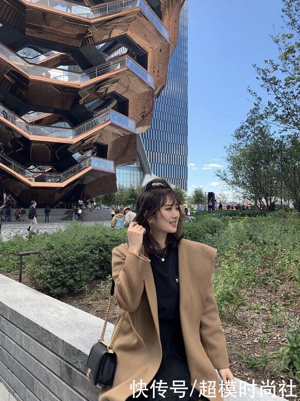 孟晚舟穿黑色大衣低调现身，戴钻石烟火胸针，气场变得自信张扬