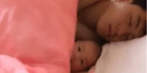 那个女人|妈妈起床后爸爸搂着宝宝睡觉, 当妈妈回头看到时, 眼圈湿润