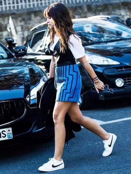 开春穿搭没灵感？试试今年超火的“裙子＋平底鞋”，百搭又显瘦