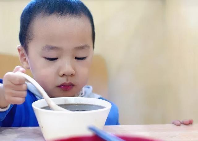 爷爷|4岁孩子铅中毒,智商恐再难发育,医生2种食物尽量别给娃吃