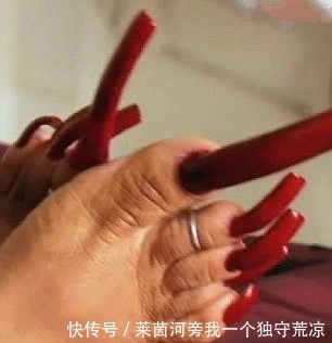 外国女子30多年没剪指甲！指甲长达8米、生活不能自理！