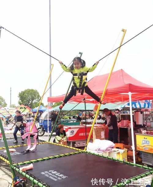 孩子|2岁女童在游乐园突然抠耳朵，连送4家医院，取出的东西让父母崩溃