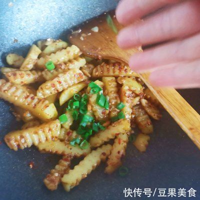 饭店大厨说漏嘴的秘密，香辣孜然土豆条这样做才好吃