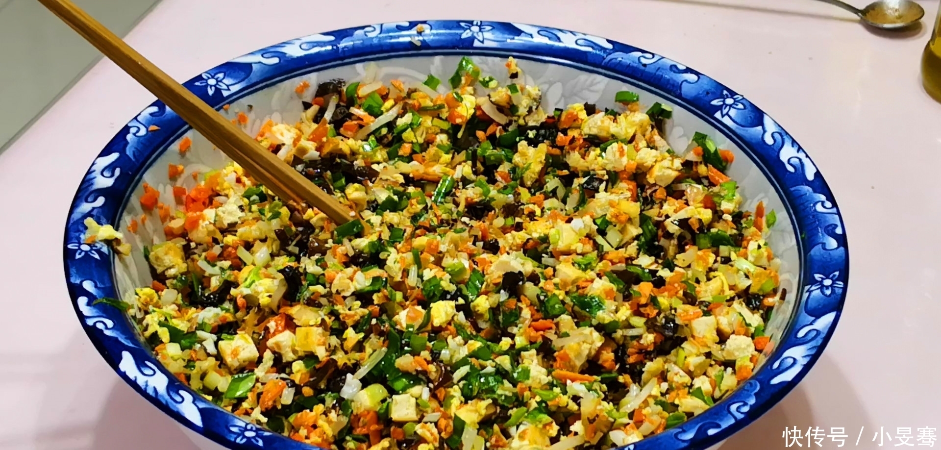 先加盐|拌饺子馅,油和盐先加哪个?以前没注意,难怪饺子没有饭馆的好吃