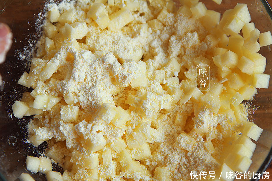 面糊|天冷,这水果加4个鸡蛋做早餐饼,软糯香甜有营养,一次4个不够吃