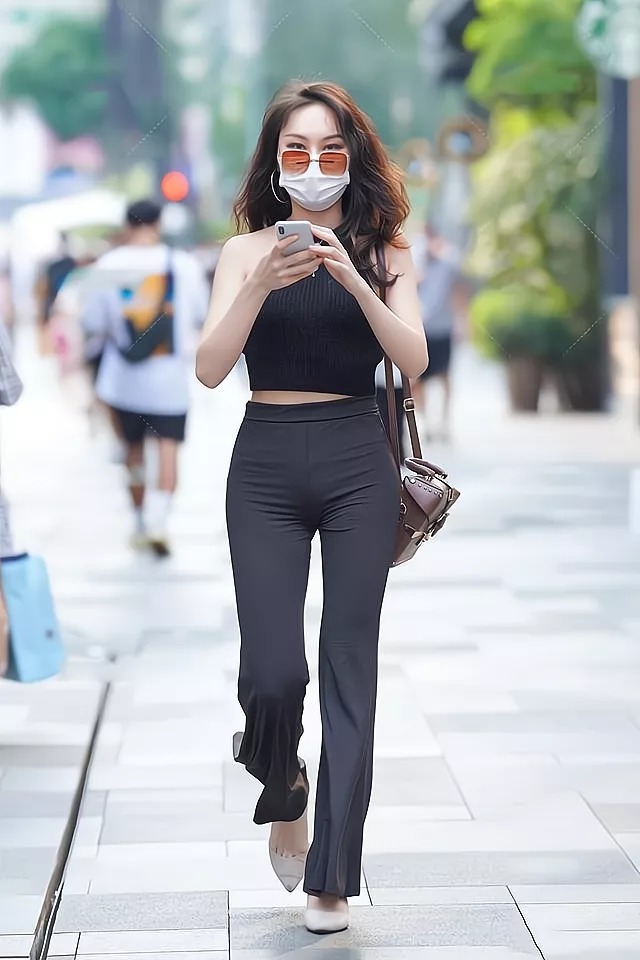 上衣 黑色喇叭裤搭配黑色无袖衫,简单的造型,既清爽又有复古美感