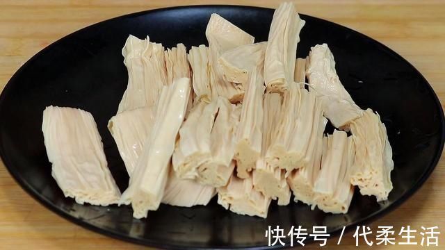 天凉了，腐竹和猪肉一起炖，这吃法才叫爽，开盖那一刻，太香了