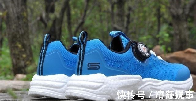 旋钮 这是一双适合中大童的跑鞋,轻弹透气,旋钮系带更方便穿脱!