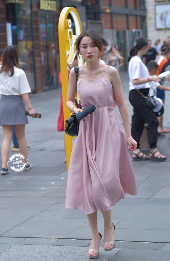 小姐姐|成熟的女人也很美,小姐姐粉色真丝裙秀性感身材