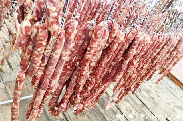 灌香肠用前腿肉还是后腿肉都不对，香肠老板教你选肉，不腻且香