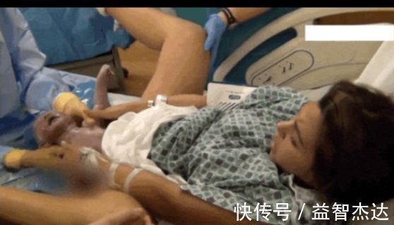 顺产|卡戴珊直播“硬核生娃”，自己动手拽出宝宝，网友：像是在拔萝卜
