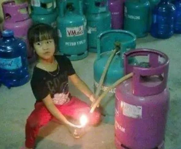 虎妈猫爸|20岁女孩电梯里“做这事”被曝光,父母没脸见人,网友:真不要脸