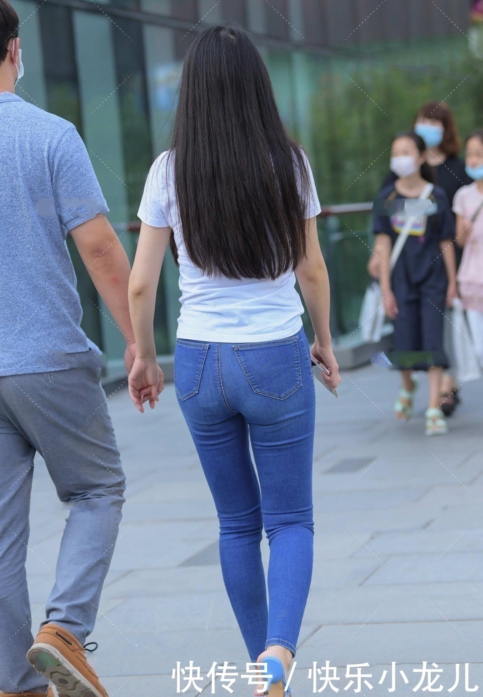 项链 她有点迷人,时尚而优雅,完美展现出性感的一面!我很想追她