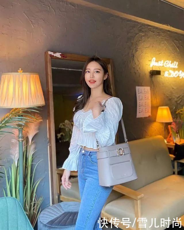 牛仔裤|白色泡泡袖上衣搭配牛仔裤，简约时尚休闲大气