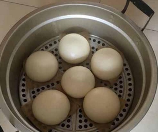 妙招|蒸馒头用冷水还是热水教你一妙招，馒头又白又松软还不塌皮！