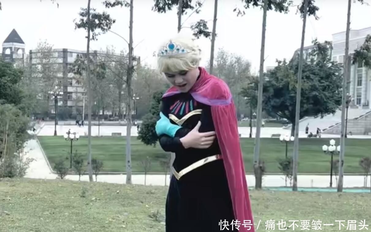 大身壮|真人版艾莎公主，嘴大身壮都没关系，戴眼镜唱真香，这是演小品吗