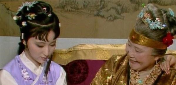 红楼梦!《红楼梦》贾母疼爱黛玉,宝玉喜欢黛玉,但黛玉真正的靠山是他!