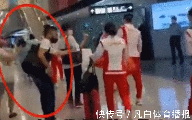 国乒众|揪心!日本数名网红围堵刘诗雯,拉下口罩强行合影,国乒众将心塞