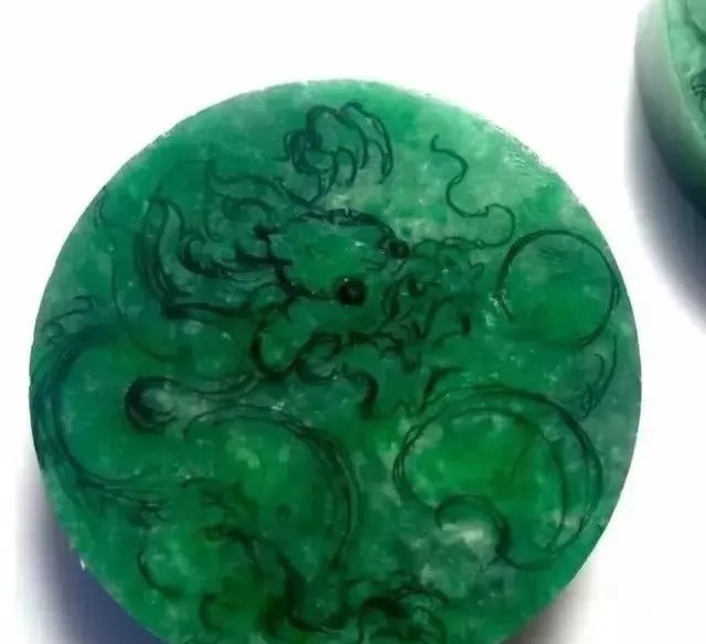 翡翠&差点没人要的手镯芯,摇身一变满绿翡翠挂件,出价50000都不卖!