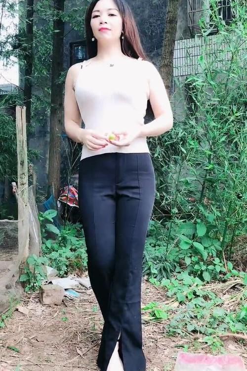 干净白皙的30多岁女人，打扮时髦，另有一番风味