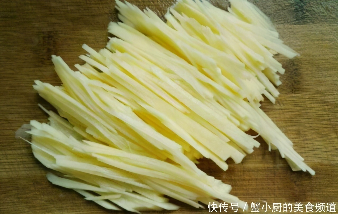 酸辣土豆丝|炒土豆丝时,醋什么时候放很重要,好多人弄错了,难怪土豆丝不脆