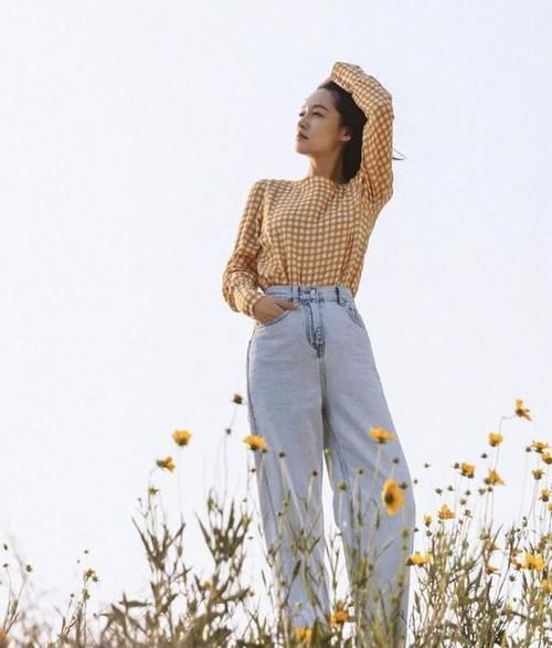 牛仔裤|简洁的白背心，搭配蓝色运动瑜伽裤，活力十足！