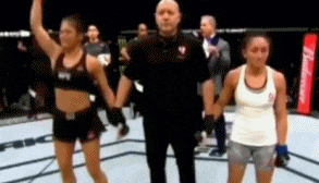 |搞笑GIF:太软了 妹子这腿是假的吧