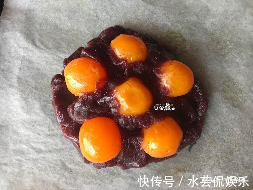 低筋面粉|一斤多重的月饼有六个蛋黄,没等回油,就被抢走吃掉,有那么馋吗